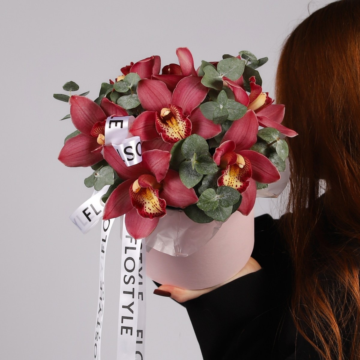 Коробка с орхидеей и эвкалиптом 